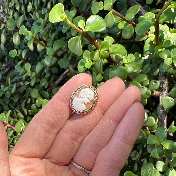 Elegant Gold and Cream Cameo Earrings - Picture 3 of 13